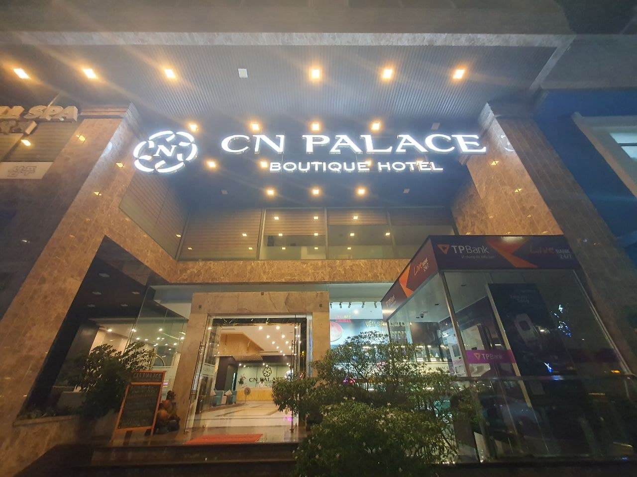 다낭 청룡 열차 마사지가 위치한 CN Palace Boutique Hotel 외관