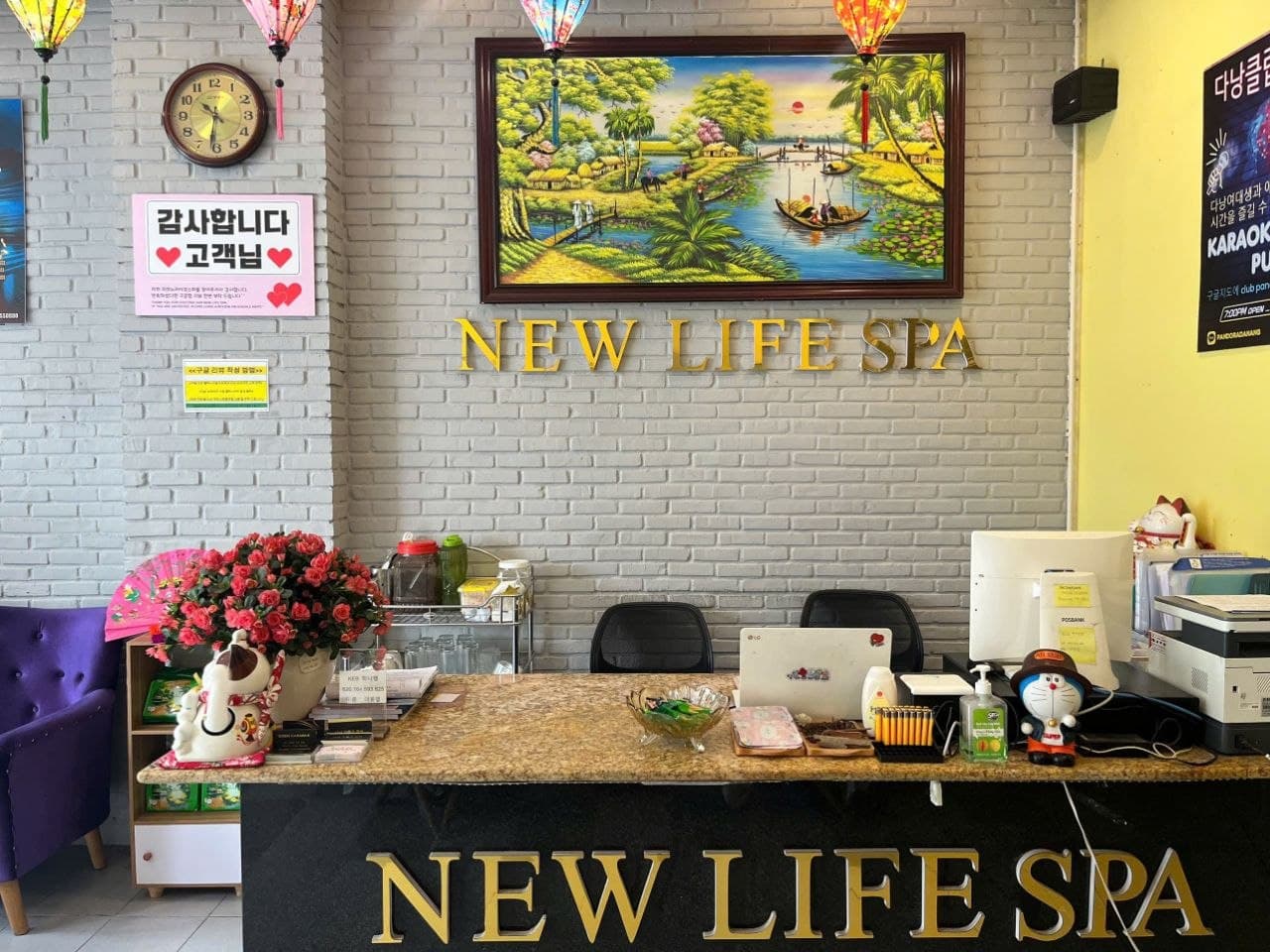 다낭 뉴 라이프 마사지 NEW LIFE SPA 상호가 보이는 리셉션