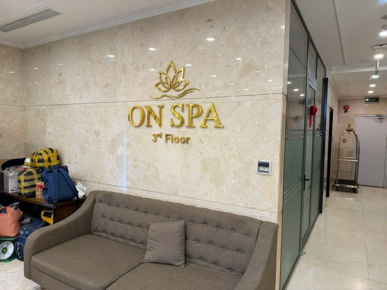 ON SPA 3rd Floor 로고가 보이는 다낭 온 스파 내부 대기 공간