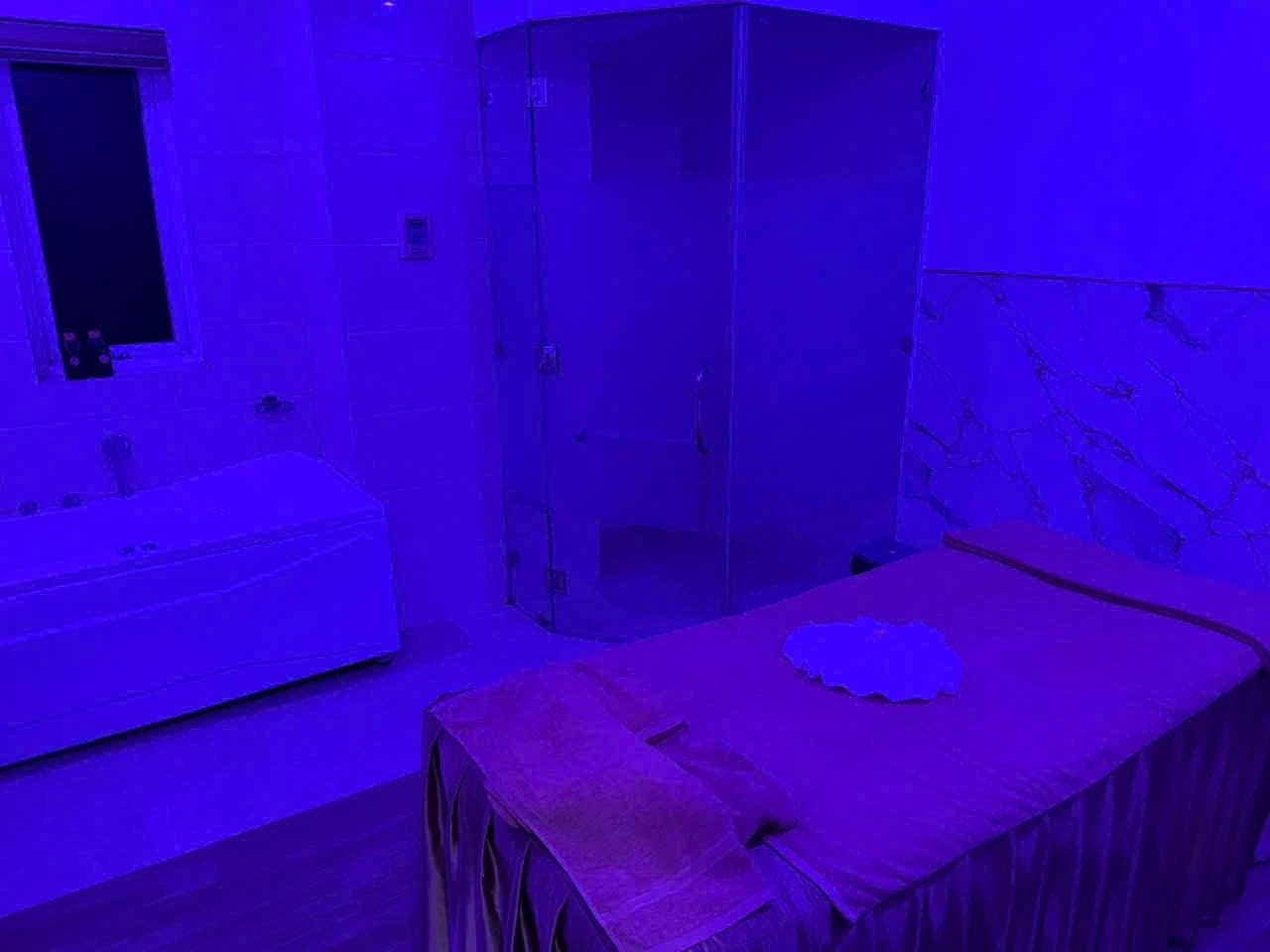 다낭 온 스파 마사지룸의 마사지 베드와 욕조·샤워 시설