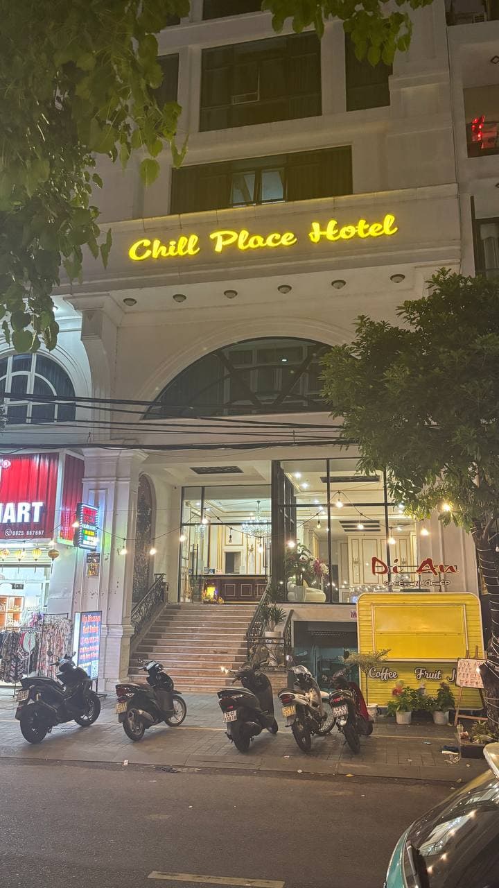 다낭 빨간그네 마사지가 위치한 Chill Place Hotel 간판이 보이는 건물 외부