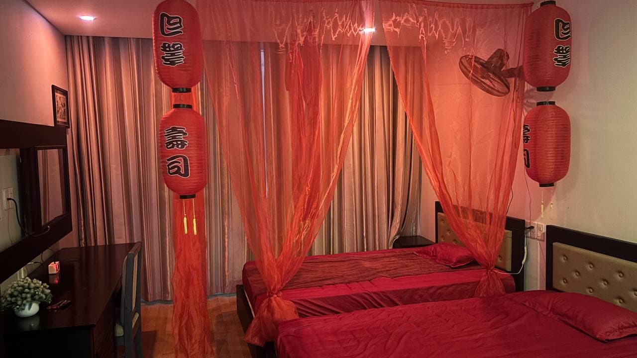 다낭 빨간그네 마사지 붉은 커튼과 침대가 있는 내부 마사지룸