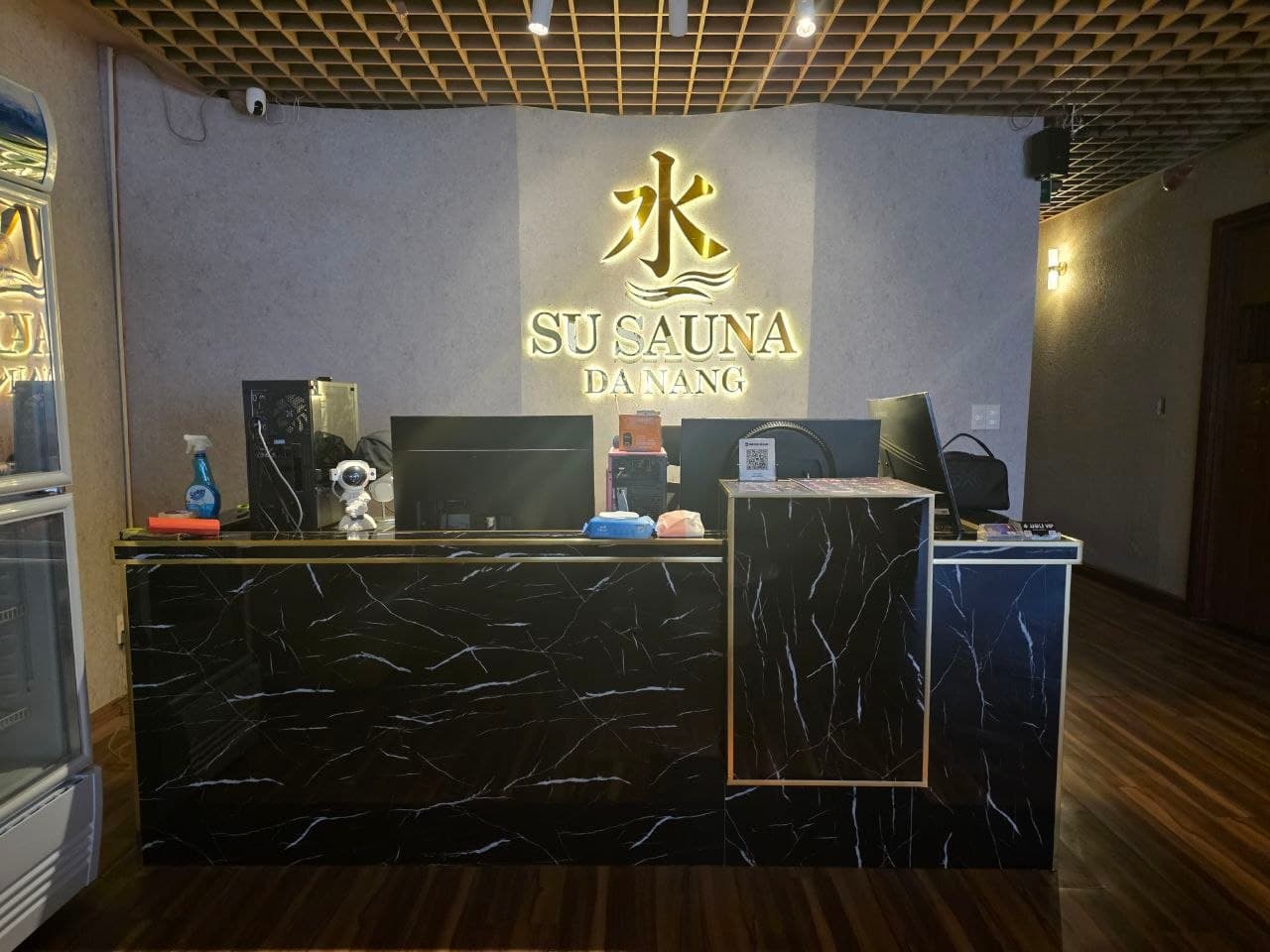 다낭 수 사우나 마사지 SU SAUNA 상호가 보이는 리셉션
