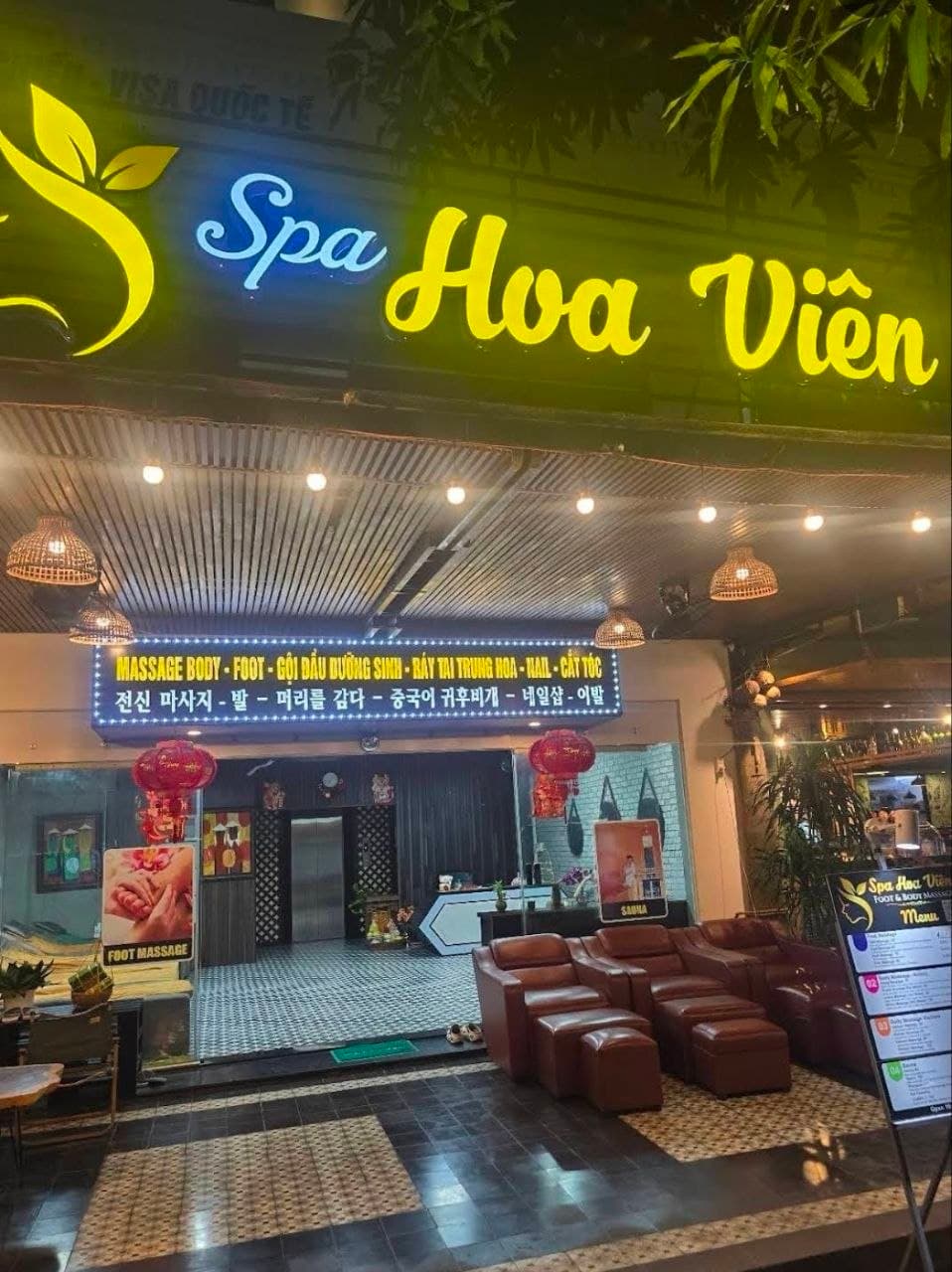 다낭 VIP 이발소 입구와 간판